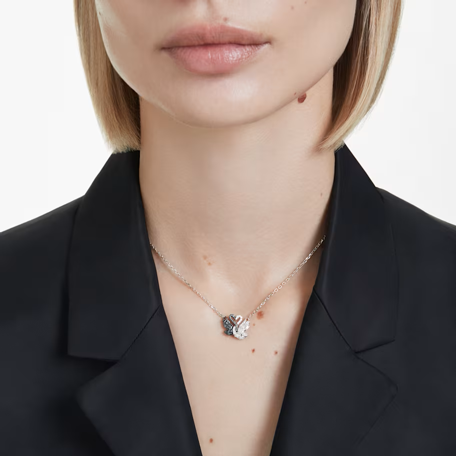 Swarovski Kuğu Kolye: Tasarımının Anlamı ve En Sevilen Modelleriiçin blog gönderisini göster Blog yazısı Swarovski Kuğu Kolye: Tasarımının Anlamı ve En Sevilen Modelleriiçin resim